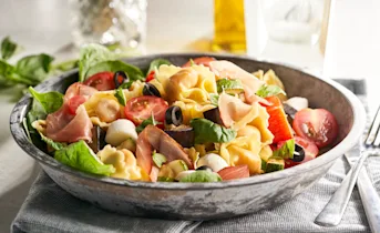 Italiaanse pastasalade met rauwe ham
