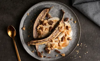 Bananensplit uit de oven met karamel, chocolade en koekcrumble