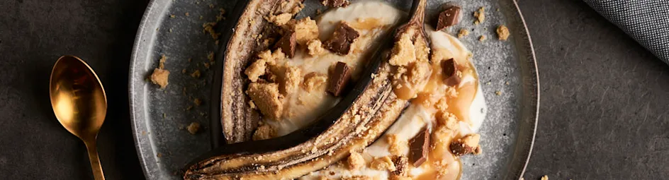 Bananensplit uit de oven met karamel, chocolade en koekcrumble