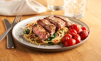 Spaghetti aglio olio met gepofte tomaatjes en entrecôte