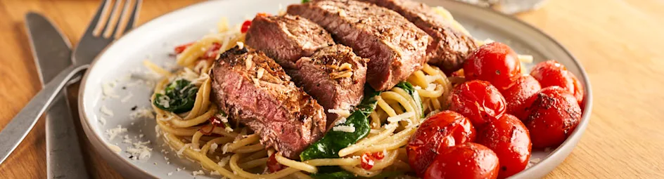 Spaghetti aglio olio met gepofte tomaatjes en entrecôte