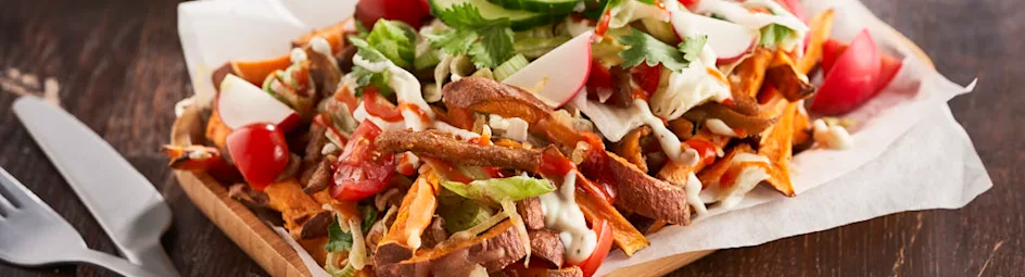 Vegetarische kapsalon met zoete-aardappelfriet