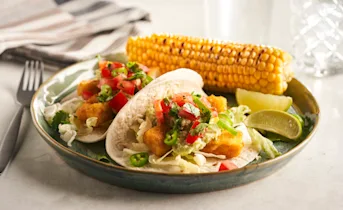 Vistaco’s met frisse kruidenyoghurt en gegrilde maïskolven