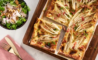 Witlofpizza met baconreepjes