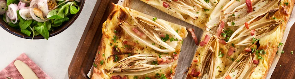 Witlofpizza met baconreepjes