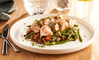 Lauwwarme linzensalade met avocado en zalmspiesjes