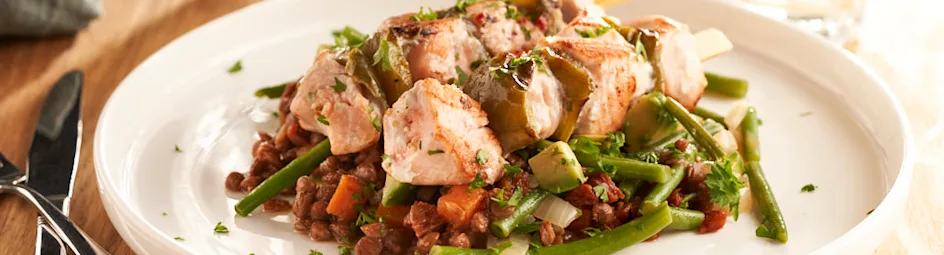 Lauwwarme linzensalade met avocado en zalmspiesjes