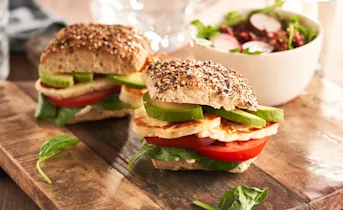 Halloumiburgers met avocado, koriandermayonaise en rucolasalade