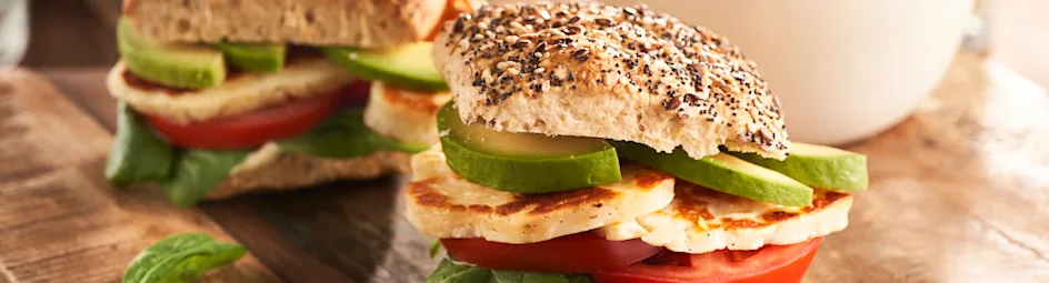 Halloumiburgers met avocado, koriandermayonaise en rucolasalade