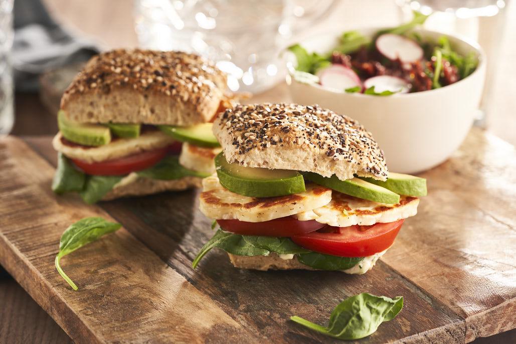 Halloumiburgers Met Avocado Koriandermayonaise En Rucolasalade