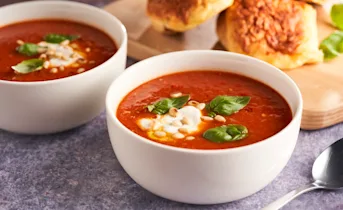 Geroosterde-tomatensoep met puntpaprika en pijnboompitten