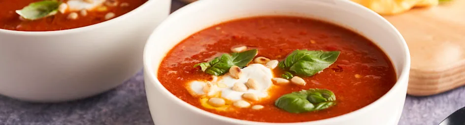 Geroosterde-tomatensoep met puntpaprika en pijnboompitten