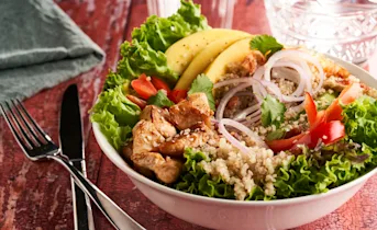 Maaltijdsalade met mango, kip en bacon