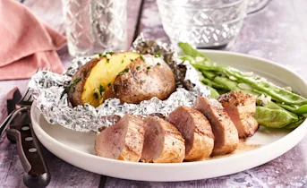 Gepofte aardappels met geroosterde snijbonen en varkenshaas