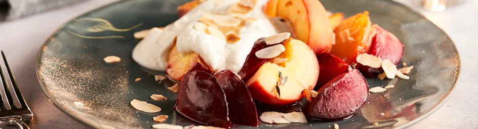 Geroosterd steenfruit met amandelen en vanilleskyr