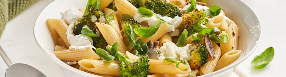 Penne met geroosterde broccoli, ansjovis en mozzarella