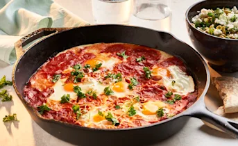 Shakshuka met feta en sojaboontjes