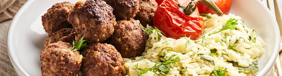 Griekse bowl met fetagehaktballetjes en kruidenrisoni