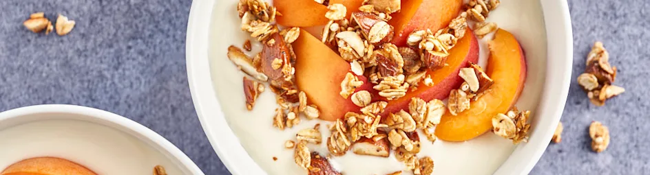 Simpel abrikozentoetje met yoghurt en krokante muesli