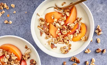Simpel abrikozentoetje met yoghurt en krokante muesli