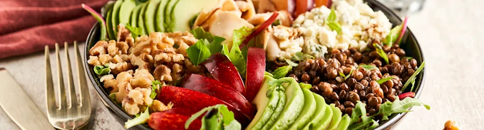 Maaltijdsalade met avocado, kip en nectarine