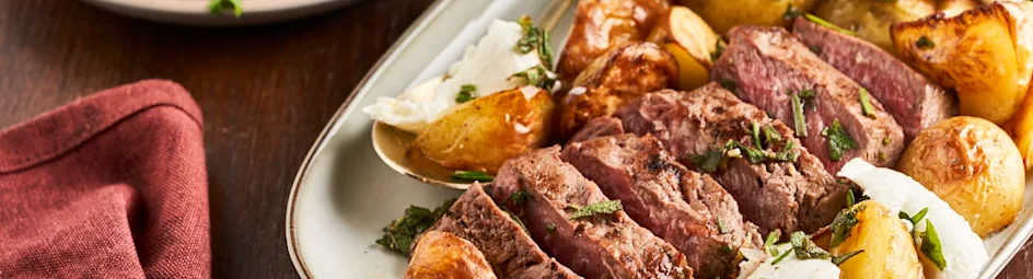 Geroosterde aardappeltjes met steak, mozzarella en kruidensalsa