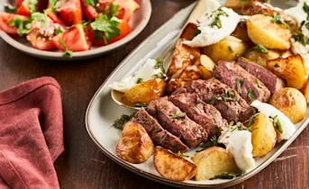 Geroosterde aardappeltjes met steak, mozzarella en kruidensalsa