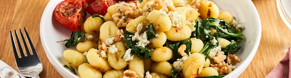 Gnocchi met geroosterde tomaten, spinazie en blauwe kaas