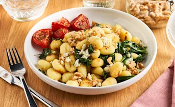Gnocchi met geroosterde tomaten, spinazie en blauwe kaas