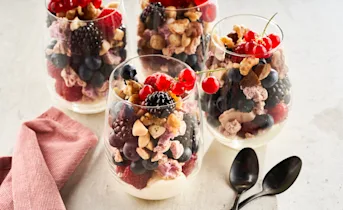 Zomerse eton mess met rood fruit