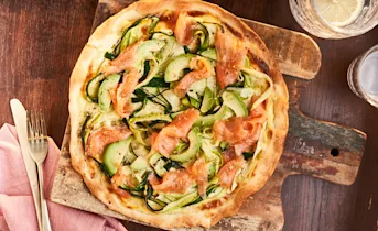 Pizza met gerookte zalm, courgette en avocado