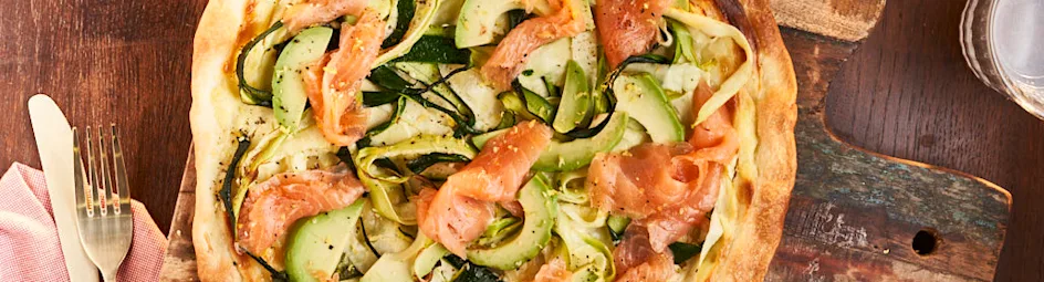Pizza met gerookte zalm, courgette en avocado