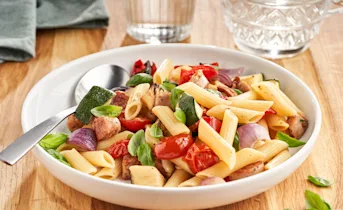 Pasta met geroosterde groenten en worst