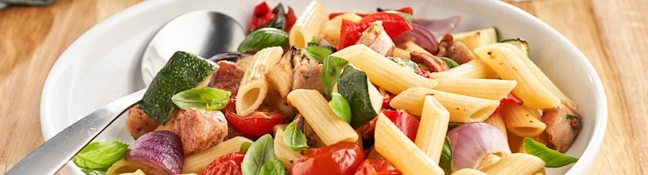 Pasta met geroosterde groenten en worst