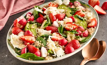 Zomerse salade met paksoi, radijsjes, aardbeien en mozzarella