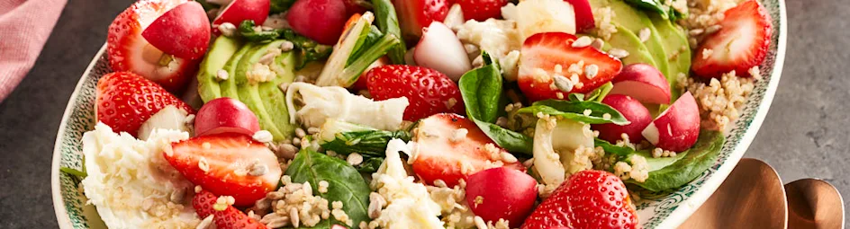 Zomerse salade met paksoi, radijsjes, aardbeien en mozzarella