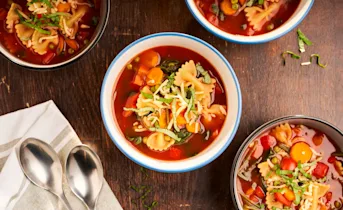 Zomerse minestrone met tuinerwten
