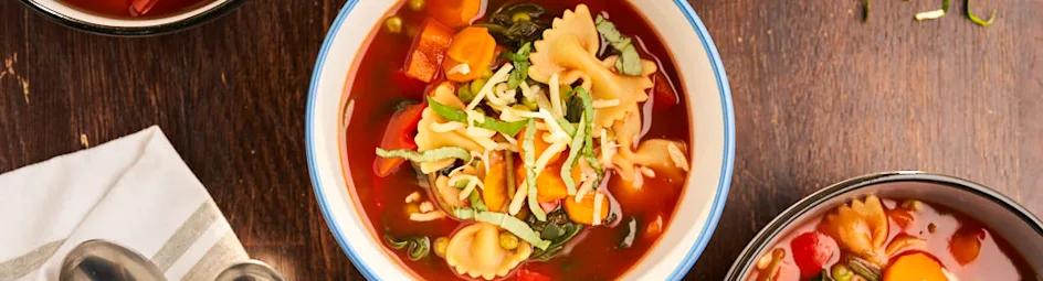 Zomerse minestrone met tuinerwten
