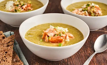 Courgettesoep met zalm en citroen-walnoottopping