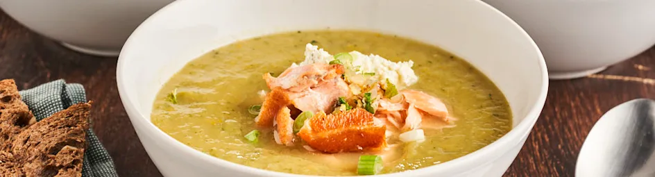 Courgettesoep met zalm en citroen-walnoottopping