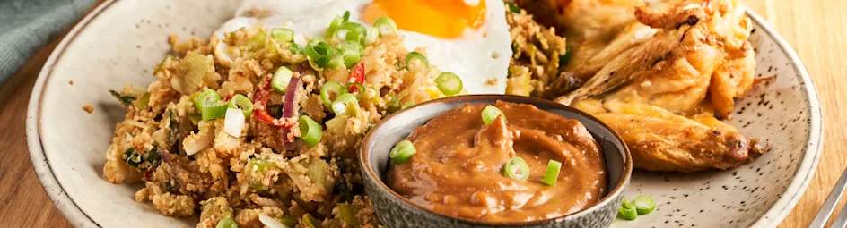 Nasi van bloemkoolrijst met kippenvleugels