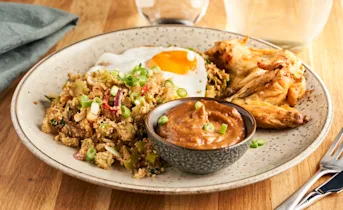 Nasi van bloemkoolrijst met kippenvleugels