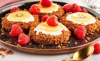 Zandkoektaartjes met kiwi’s en frambozen