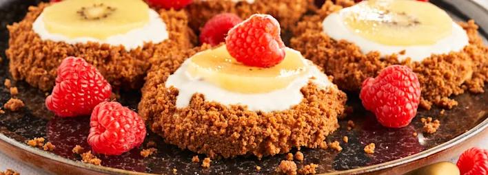 Zandkoektaartjes met kiwi’s en frambozen