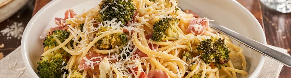 Pasta carbonara met geroosterde broccoli en Serrano ham