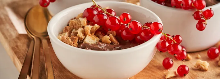 Chocolademousse met rode bessen en koekcrumble