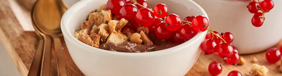 Chocolademousse met rode bessen en koekcrumble