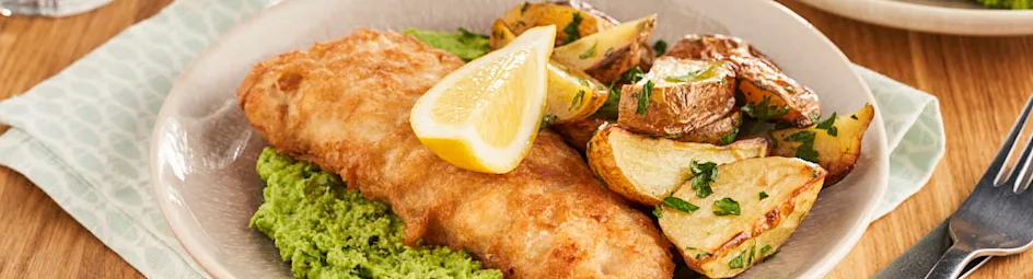 Geroosterde aardappeltjes met doperwtenpuree en gebakken vis