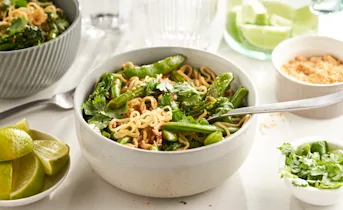 Oosterse noedels met shiitake en saté