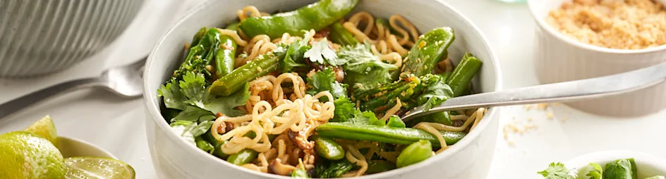 Oosterse noedels met shiitake en saté